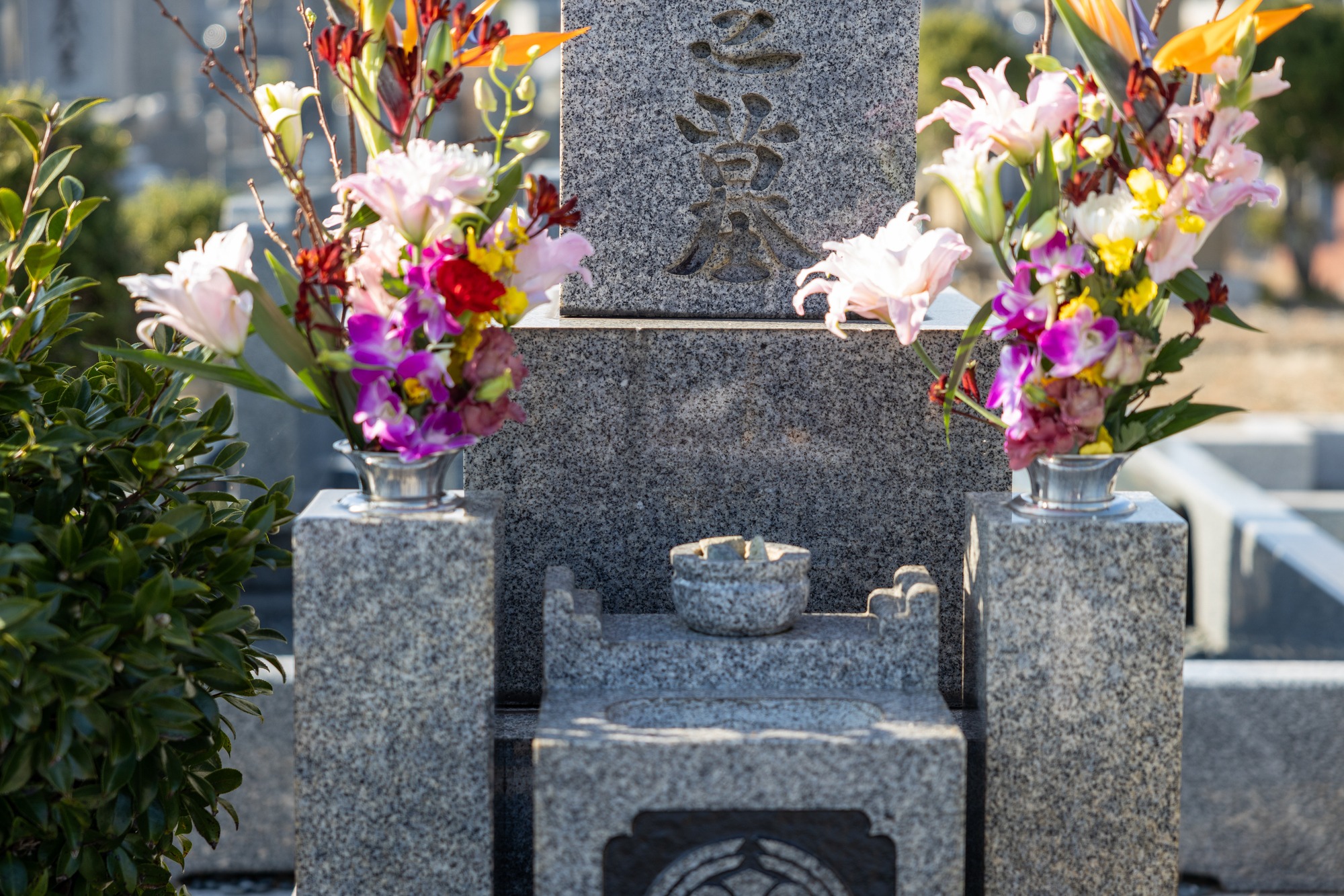 花が供えられた墓石